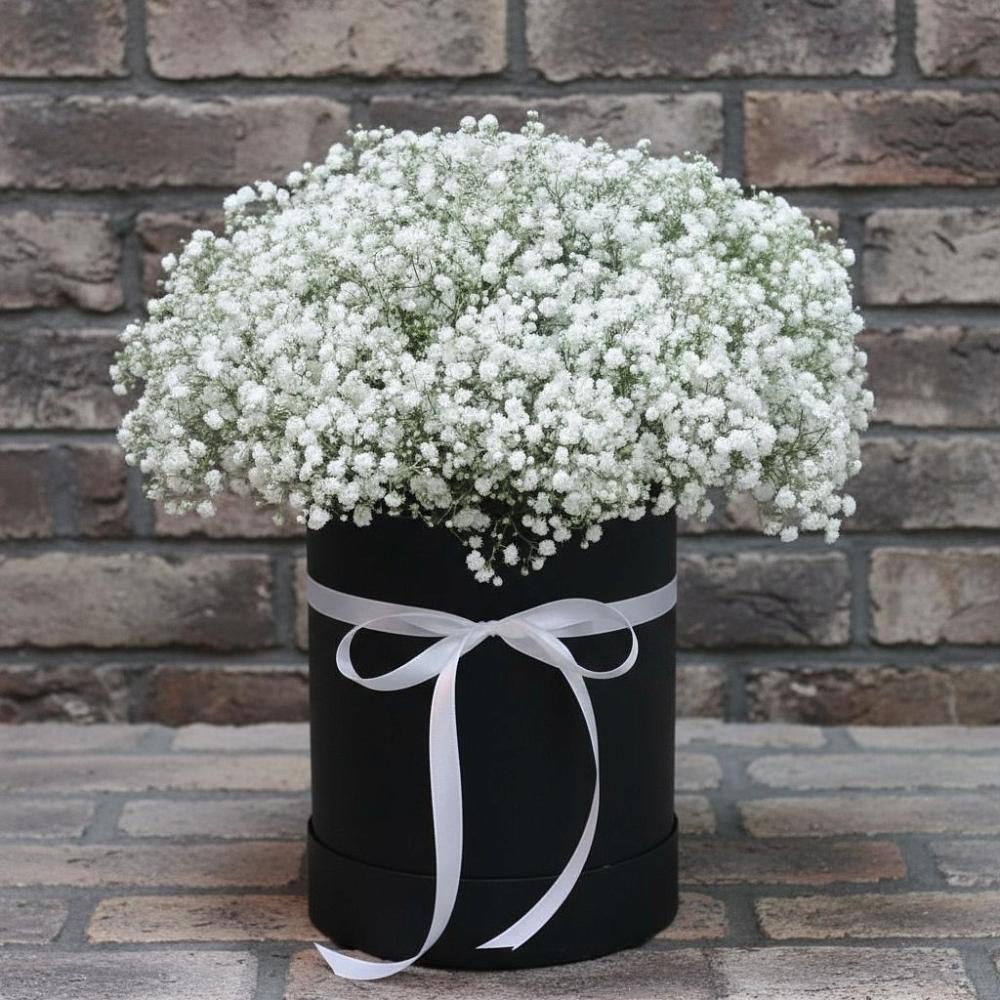 Цветочная композиция из Гипсофила в шляпной коробке в Приютово