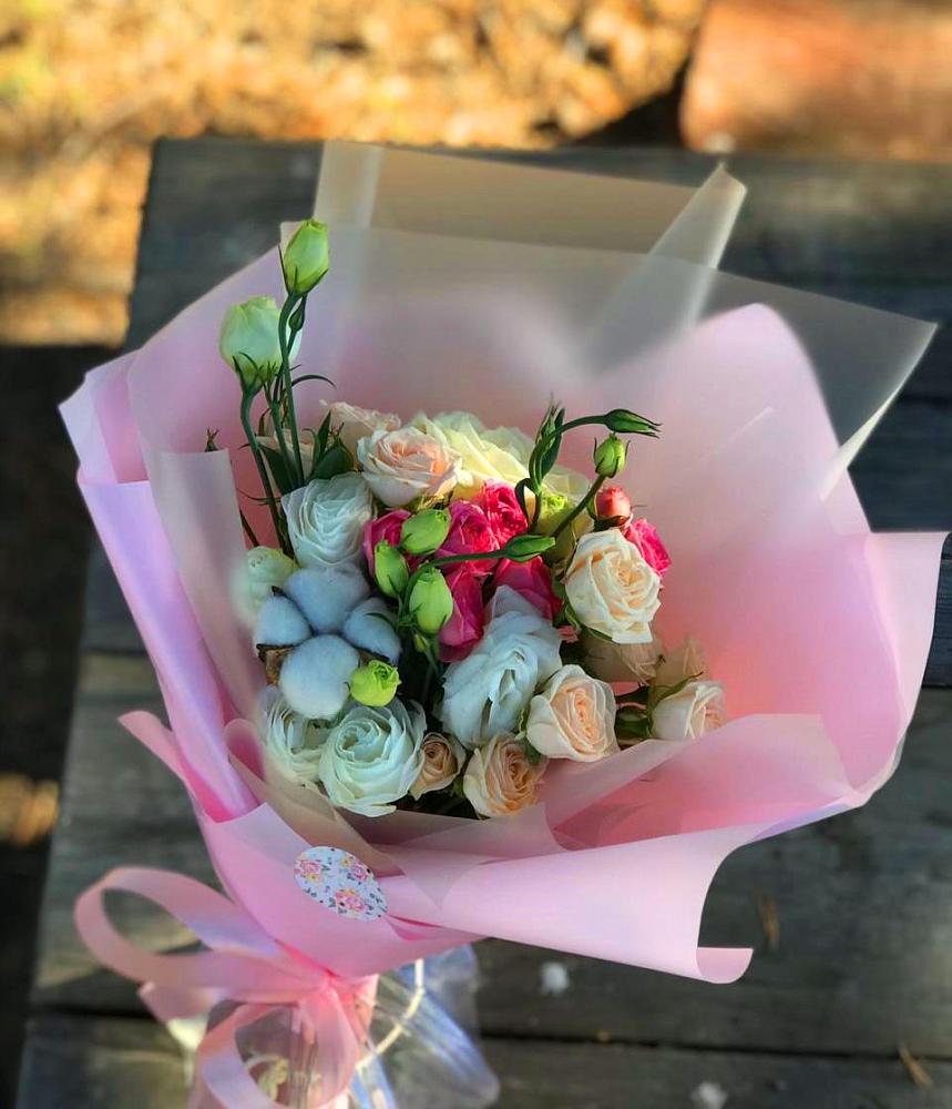 Букет цветов из: Розы и Лизиантусы в Приютово