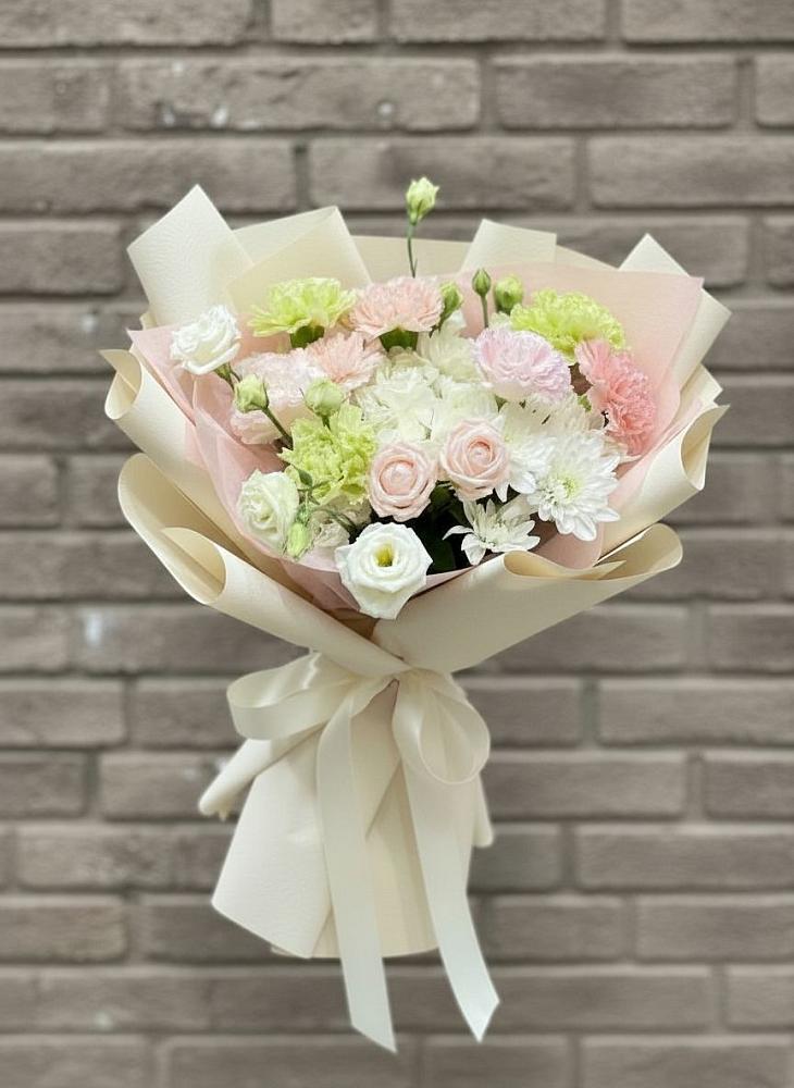 Букет цветов из: Гвоздики, Розы, Лизиантусы и Хризантемы в Приютово