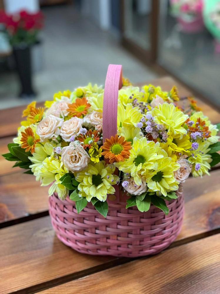 Цветочная композиция из Хризантемы и Розы в корзине в Приютово