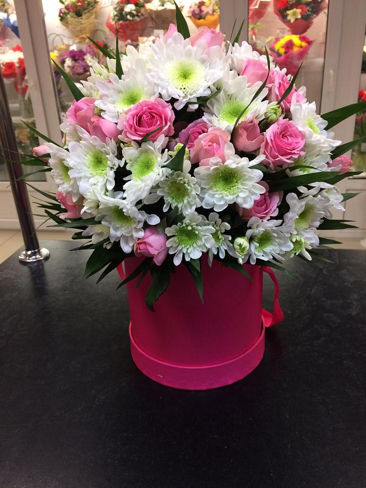 Цветочная композиция из Розы и Хризантемы в шляпной коробке в Приютово