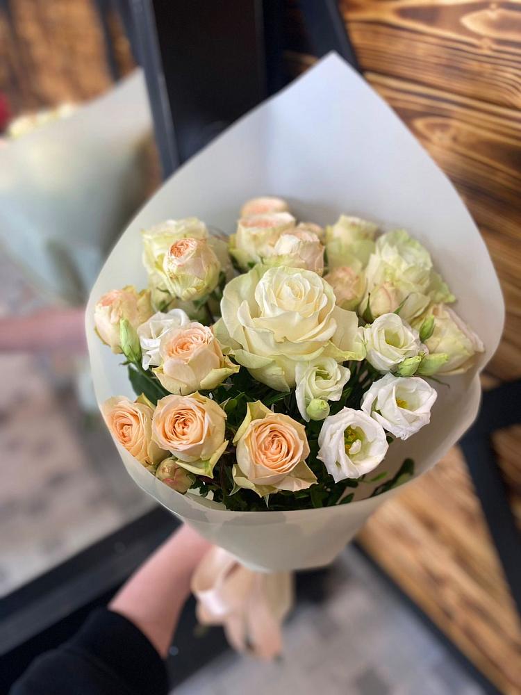 Букет цветов из: Розы и Лизиантусы в Приютово